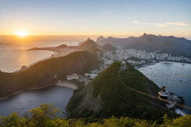 Vista costeira de capital sul-americana ao nascer do sol — capa DDI