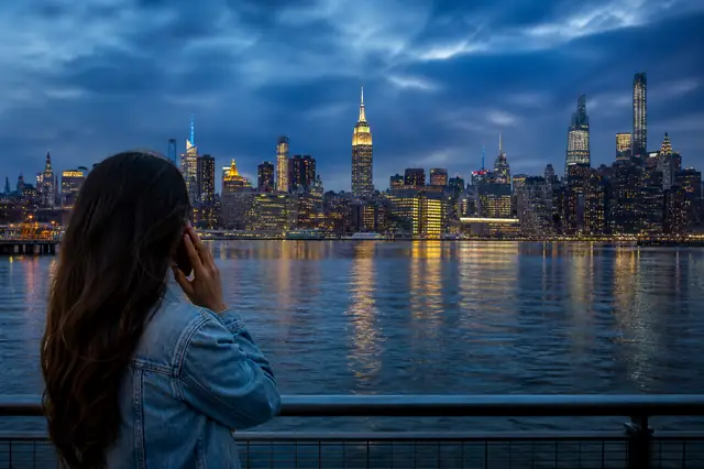 Skyline de Nova York ao anoitecer — capa do guia de como ligar para os EUA