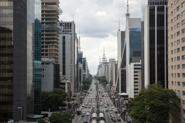 Avenida Paulista e prédios de São Paulo — capa sobre faixas de CEP para e-commerce